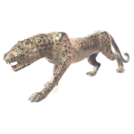 Figur stehender Leopard