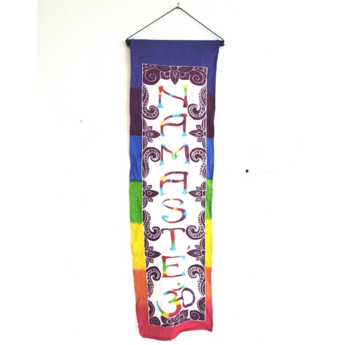 Wandbehang Namaste in den Chakrenfarben