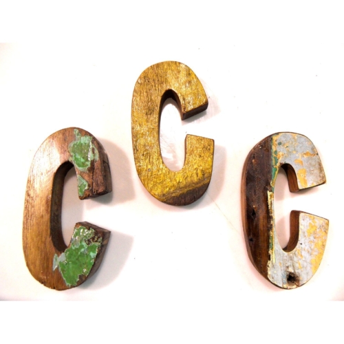 Buchstabe C aus recyceltem Bootsholz