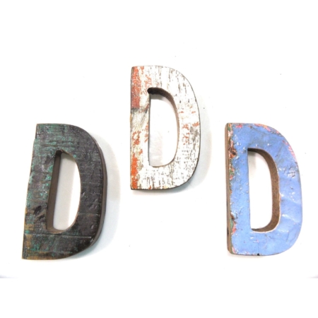 Buchstabe D aus recyceltem Bootsholz