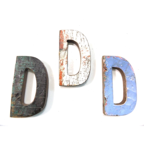 Buchstabe D aus recyceltem Bootsholz
