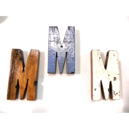 Buchstabe M oder W aus recyceltem Bootsholz