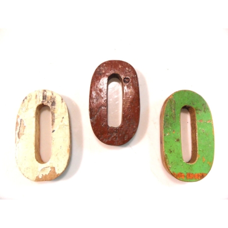 Buchstabe O oder Zahl 0 aus recyceltem Bootsholz