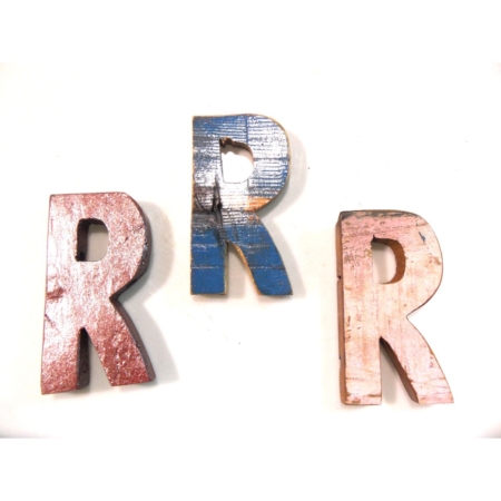 Buchstabe R aus recyceltem Bootsholz