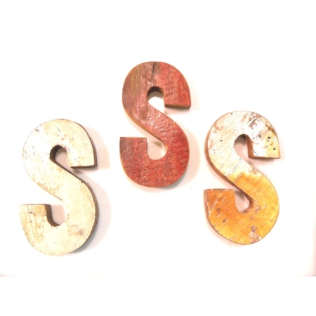 Buchstabe aus recyceltem Bootsholz