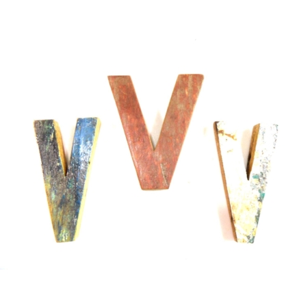 Buchstabe V aus recyceltem Bootsholz