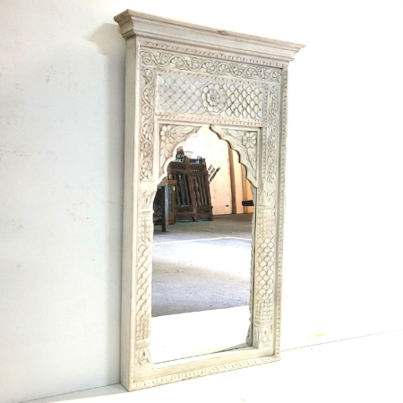 Spiegel im indischen Fenster weiß