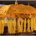 balinesischer Tempelschirm Ø 90cm gelb mit goldenen Blumen